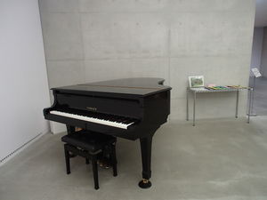 ヤオコー美術館のカフェ内のピアノ