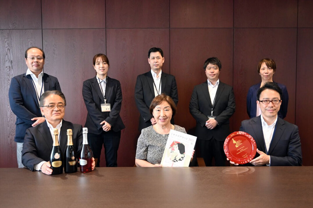 サクラアワード審査責任者 田辺由美様よりダイヤモンドトロフィーを授与いただきました 直輸入ワイン ヤオコー Marketplace